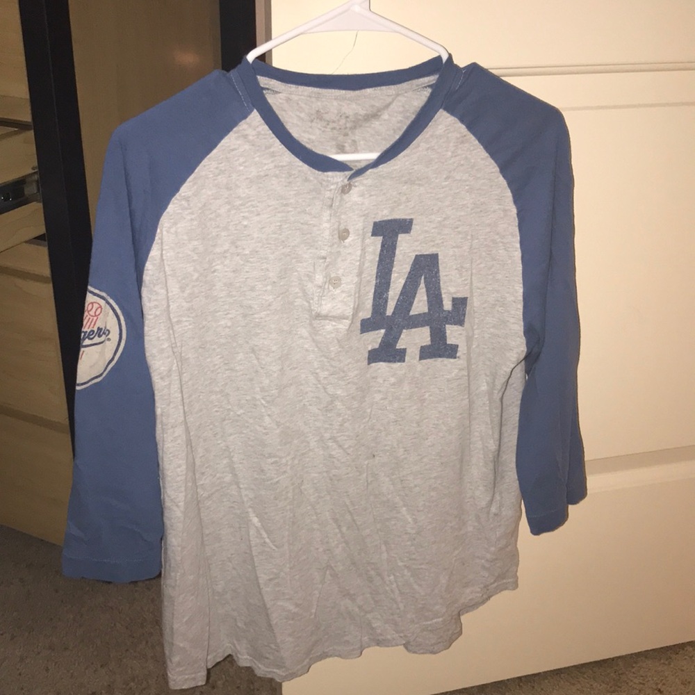 LA dodgers quarter length shirt.